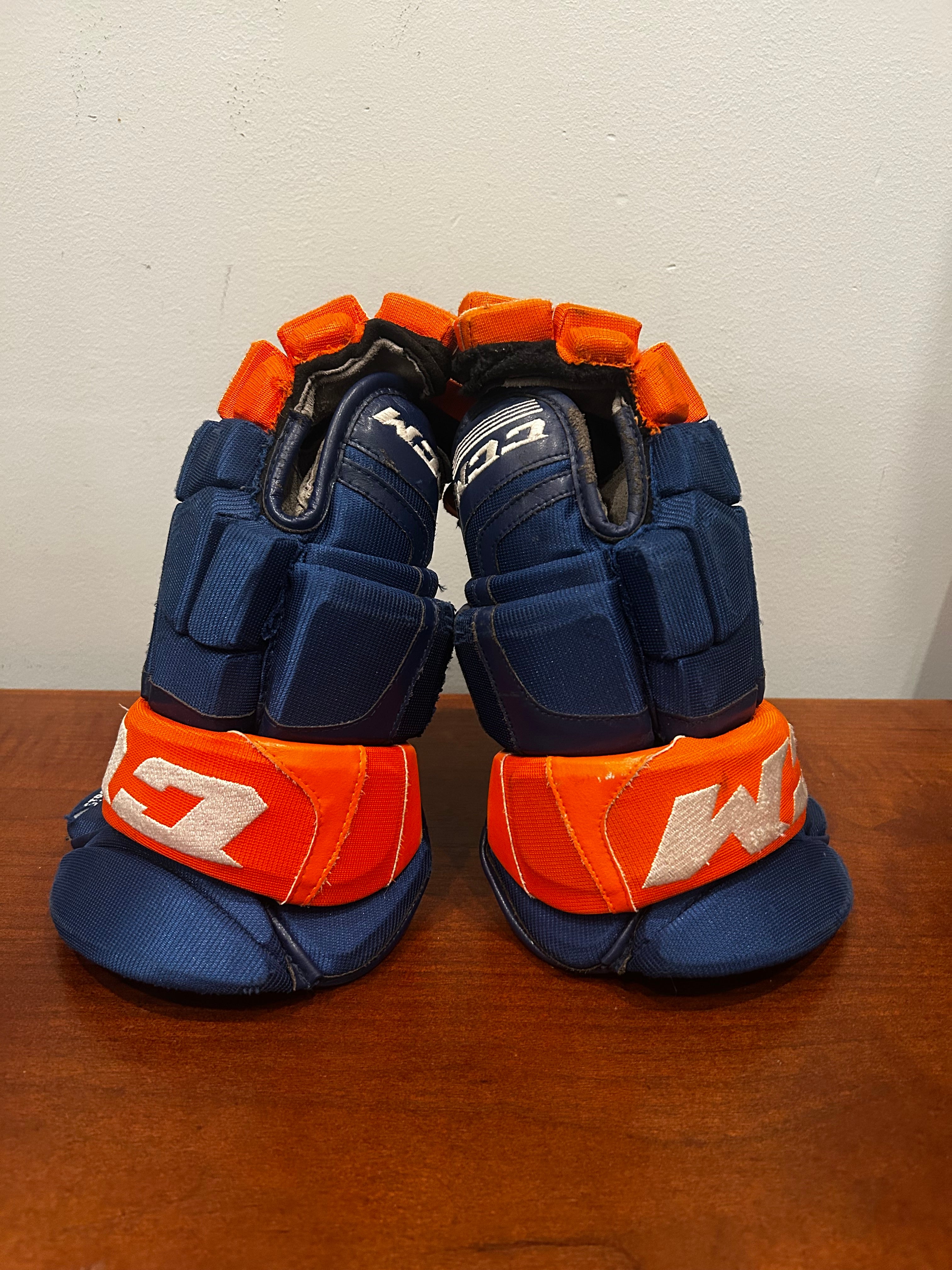 Ryan strome game used gloves.