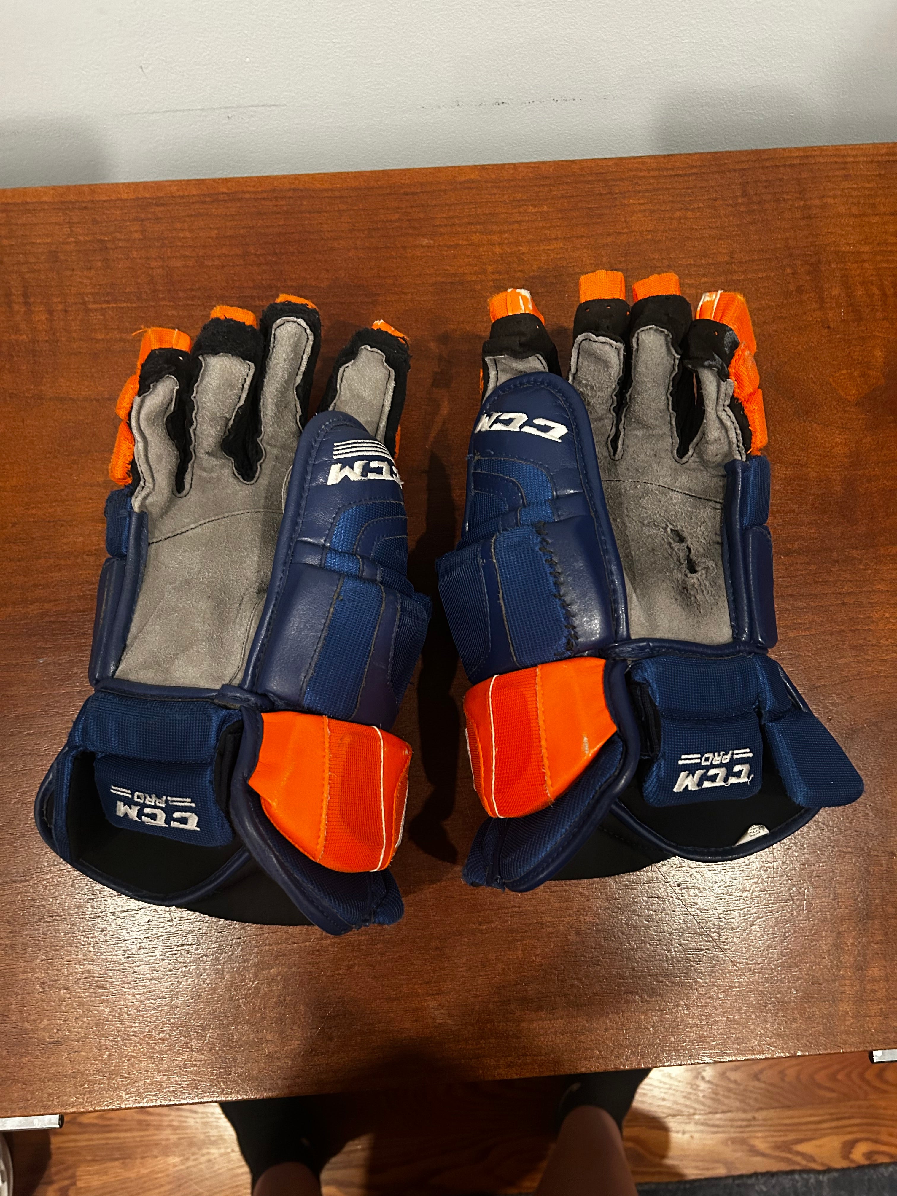 Ryan strome game used gloves.